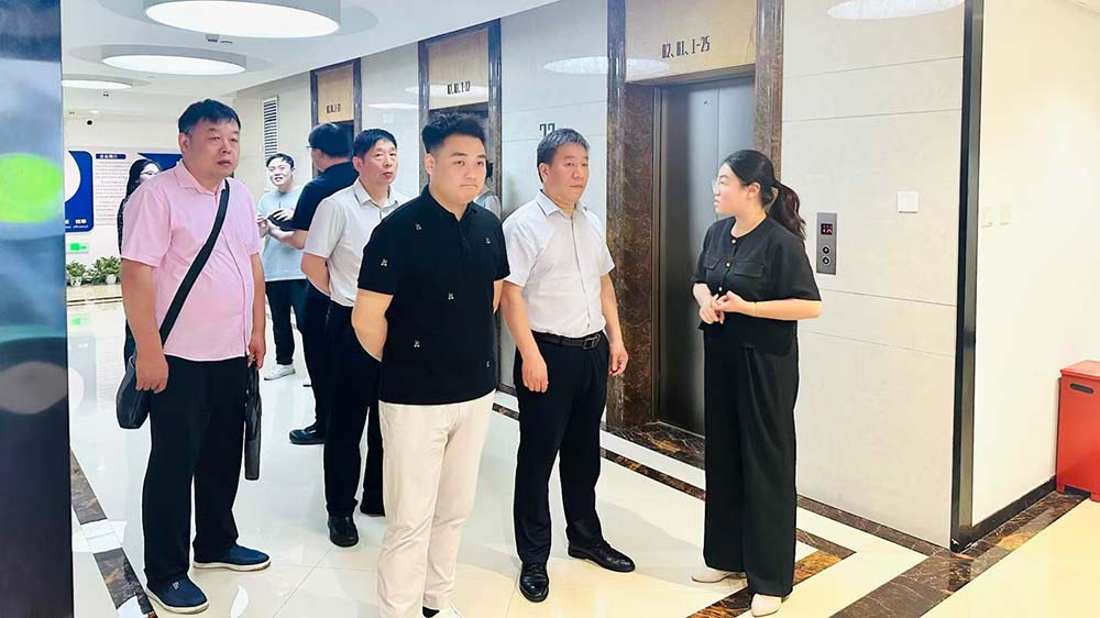楊勝男向徐習軍一行介紹公司發展情況.jpg